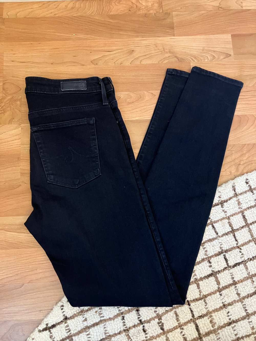 EUC - AG The Farrah Skinny 28R Black